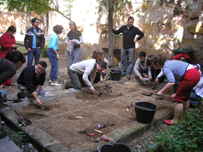 Jóvenes participando en la taller arqueológico